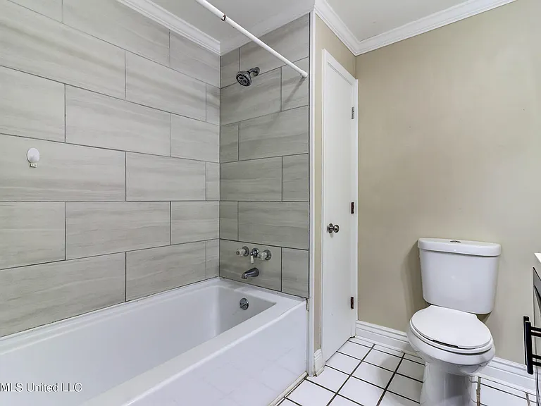 2323 Middlecoff Dr — Photo 17