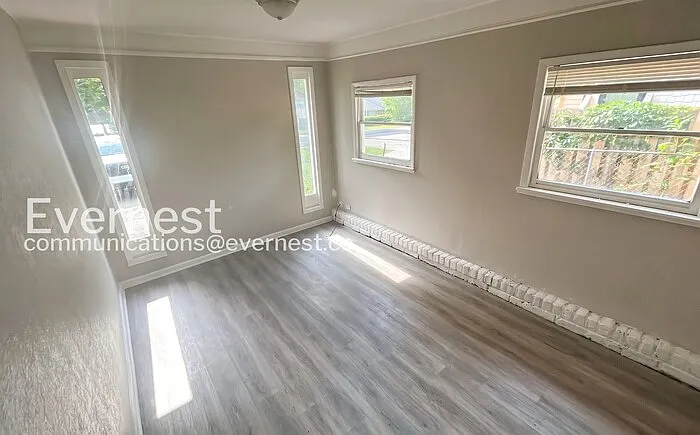1232 Oakwood St — Photo 4