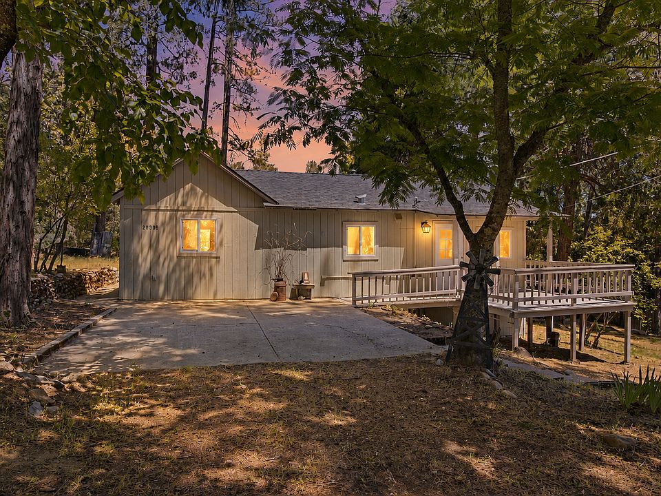 Beautiful updated 2 bedroom 1 bath home.