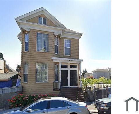 2nd image of 933 E 18th St