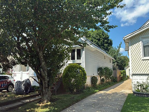 2nd image of 2058 Chestnut St