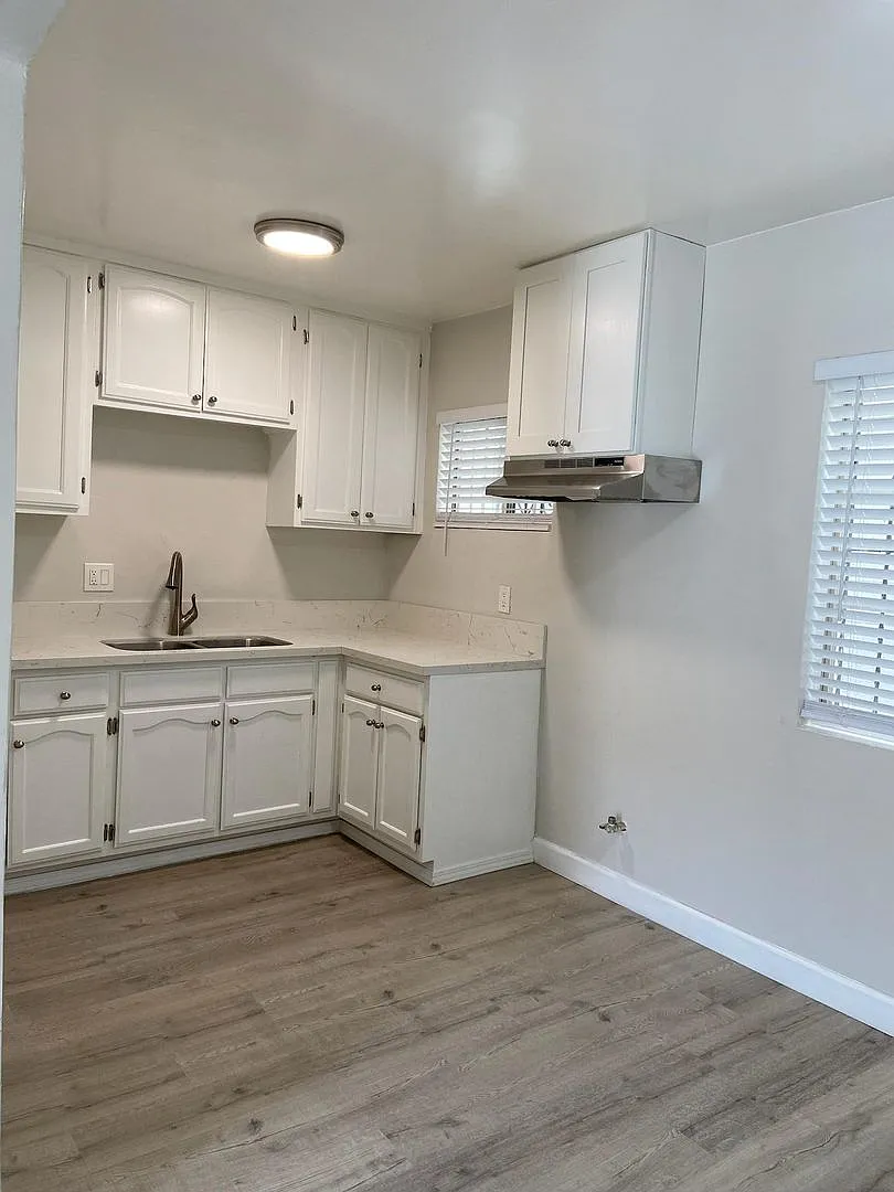 850 W 95th St — Photo 1