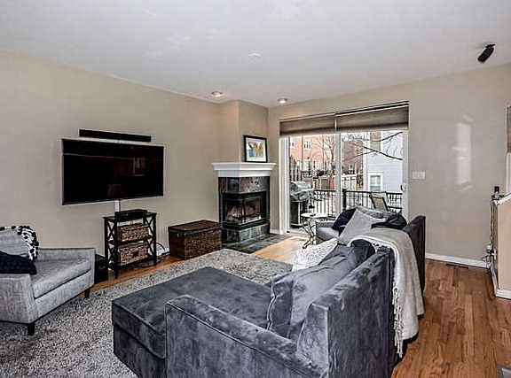 5th image of 2901 N Wolcott Ave Unit C