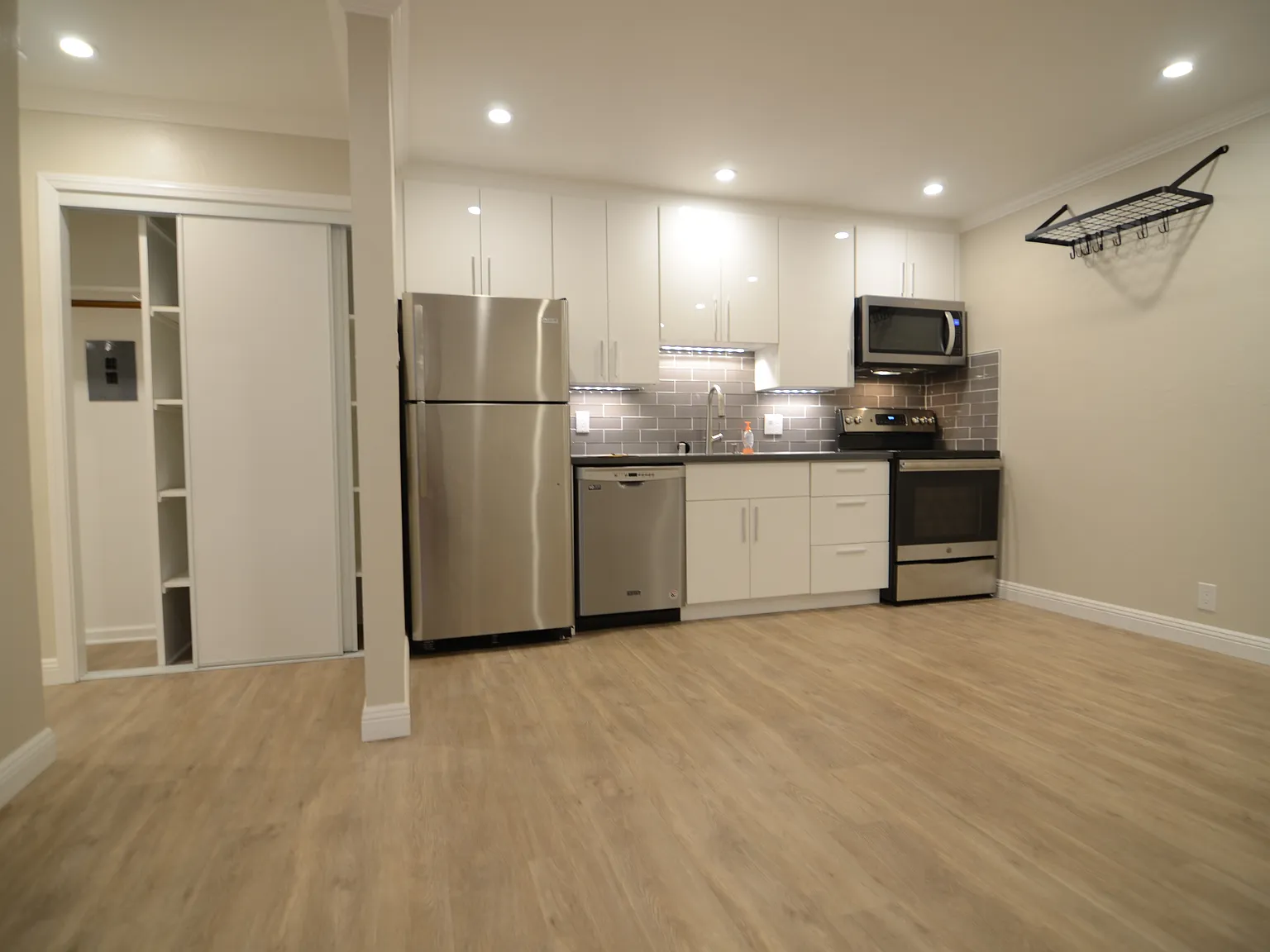1 bed, 660 sqft, $4,295 — Photo 2