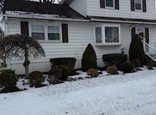 300 John Ochs Dr, Saddle Brook, NJ 07663