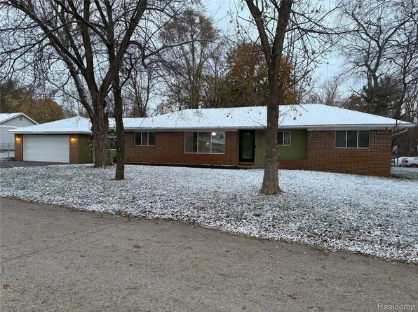 9150 Pennfield Ave, White Lake, MI 48386