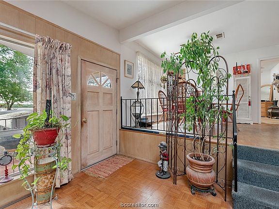 4th image of 10 Dogwood Ln
