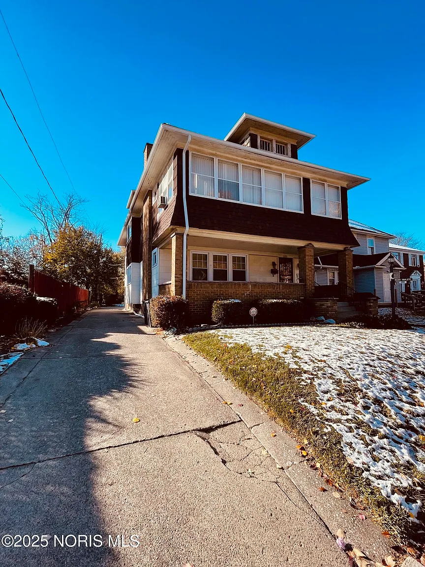 1325 Waverly Ave photo 1