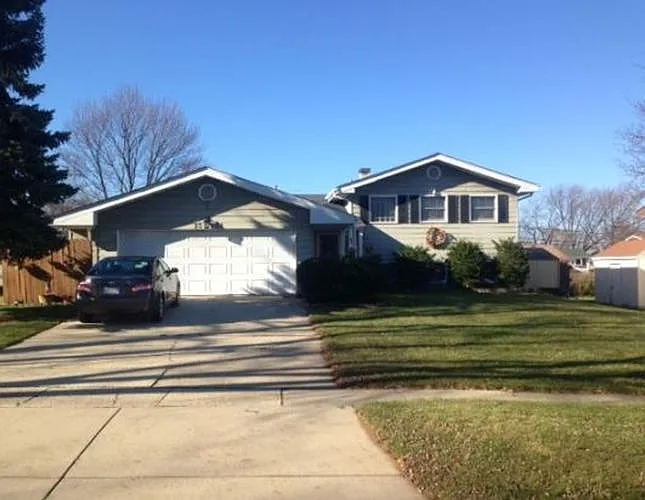 2S134 Colonial Ln photo 1