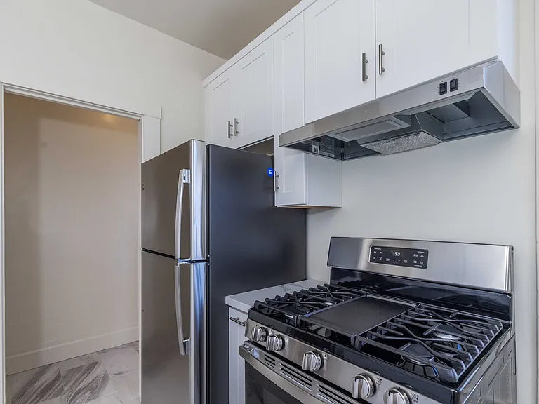 Top Floor 1br. Remodeled! W/D In-Unit! Dishwasher! — Photo 8