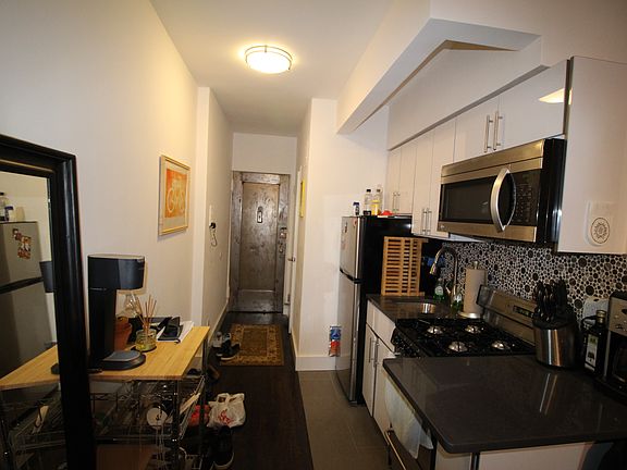 3rd image of 312-320 W 23rd St #3B