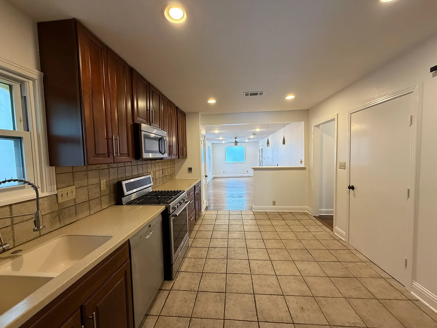 3 bed, 1626 sqft, $4,170 — Photo 4