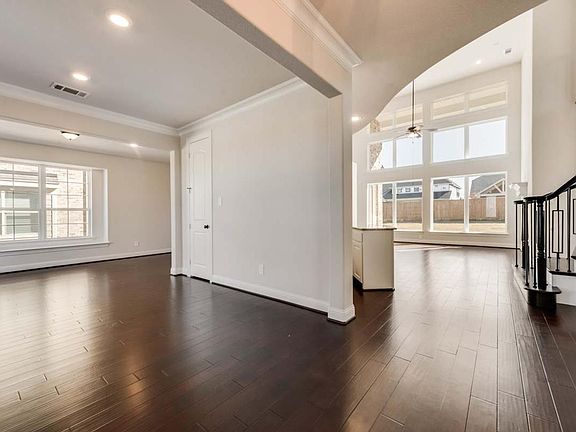 3rd image of 516 Yellow Rose Ln