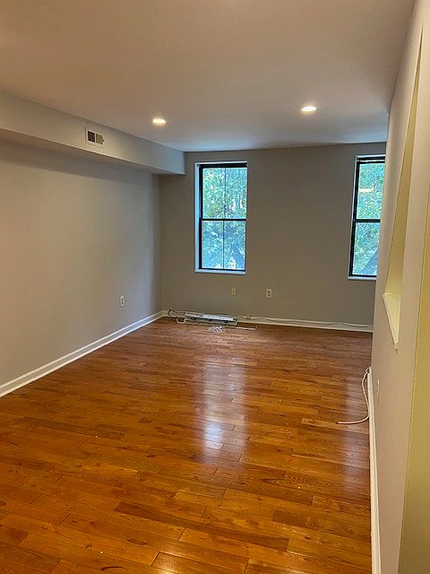 Living room (unfurnished)