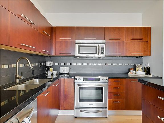 5th image of 603 Davis St APT 2001