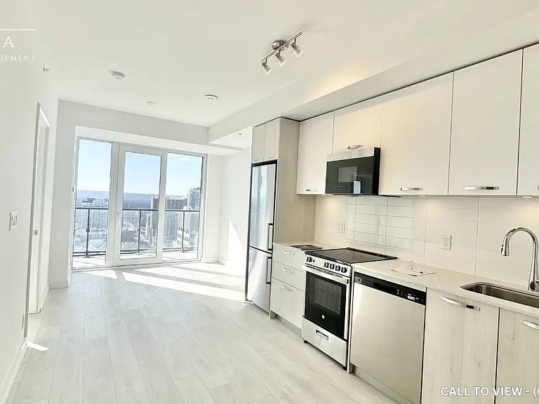 75 James St S #2815 — Photo 1