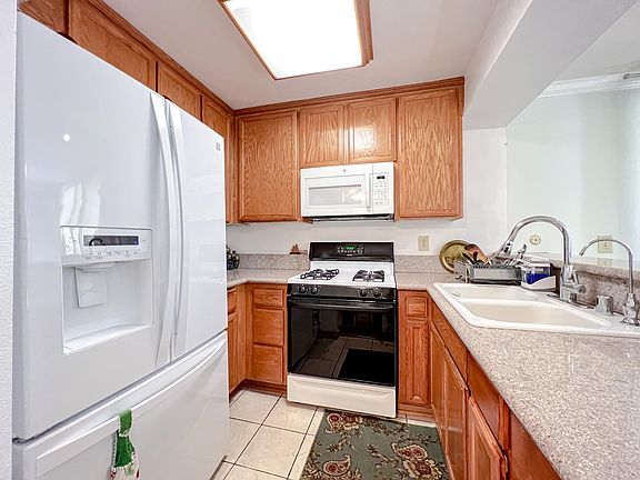 5th image of 5325 Newcastle Ave Unit 216