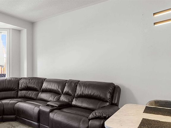 4th image of 50 Edinburgh Dr #27
