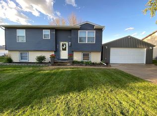 1320 9th St, De Witt, IA 52742