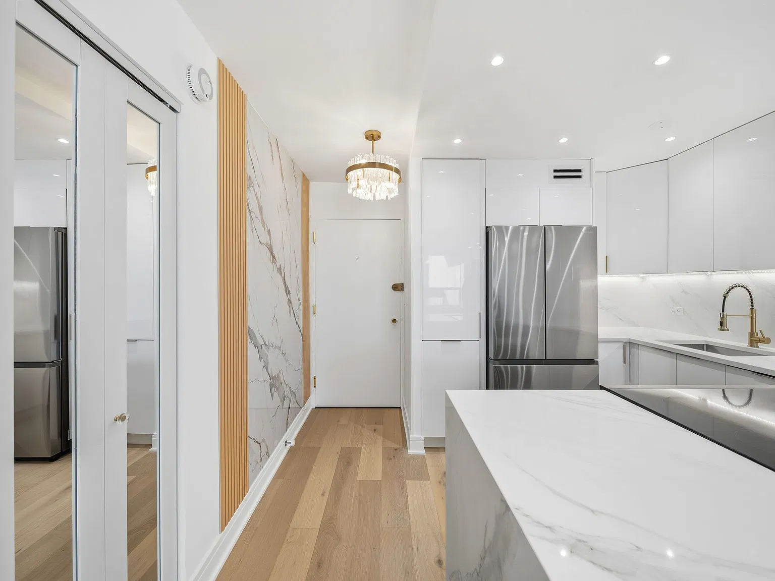1460 Sandburg Ter — Photo 3