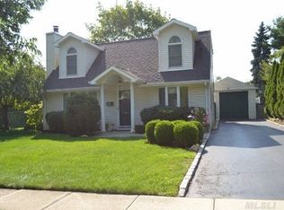 42 Hillside Ln, Syosset, NY 11791