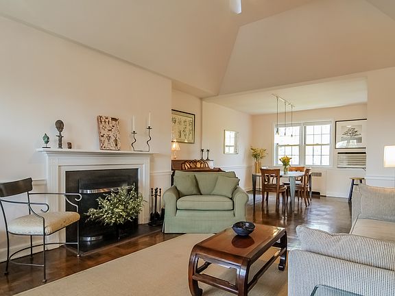 4th image of 2 Chateaux Cir APT 2K