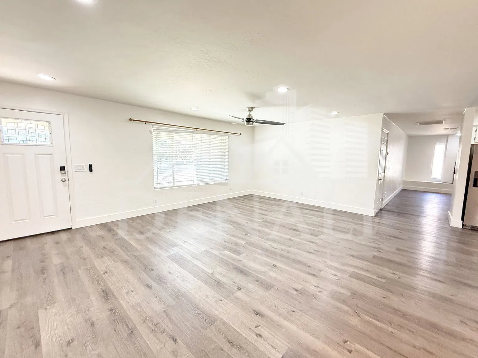 3 bed, 2.0 bath, 2453 sqft, $2,995 — Photo 4