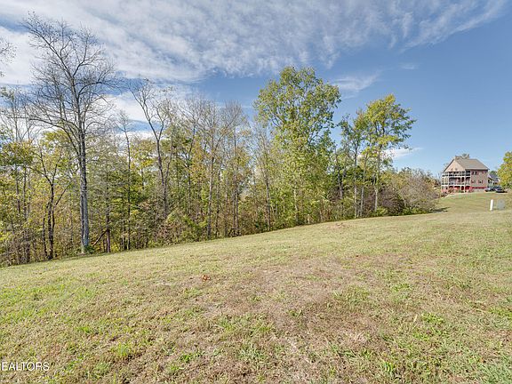 3rd image of Ivy Way