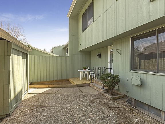 2nd image of 122 Canabury Ct