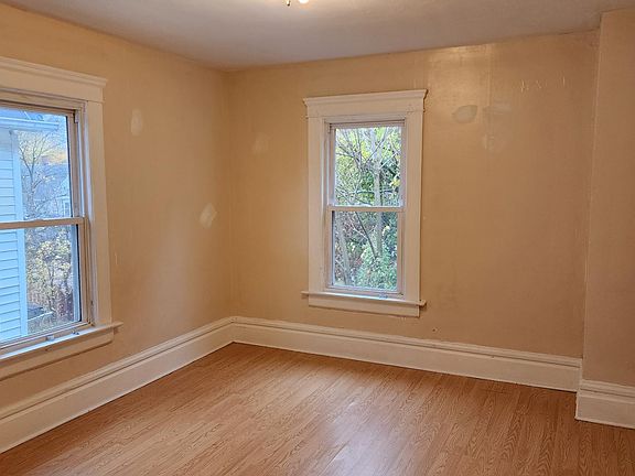 5th image of 147 Russell Ave