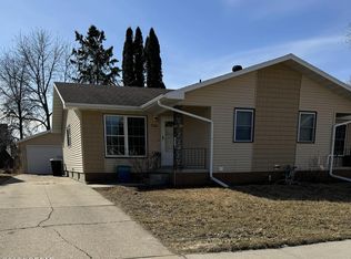 2216 Fallcreek Ct, Grand Forks, ND 58201