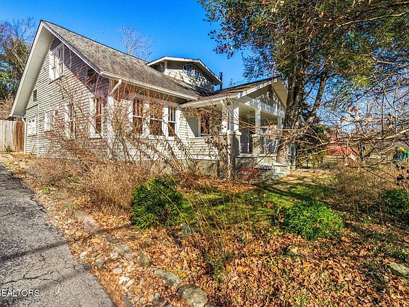 3rd image of 1547 NE Claiborne Pl