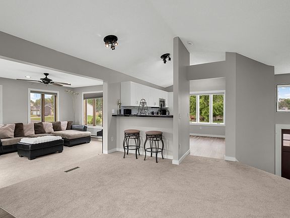 4th image of 17550 Foxboro Ln