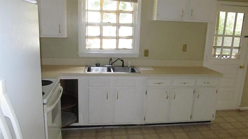 2nd image of 3288 Vinewood Pl