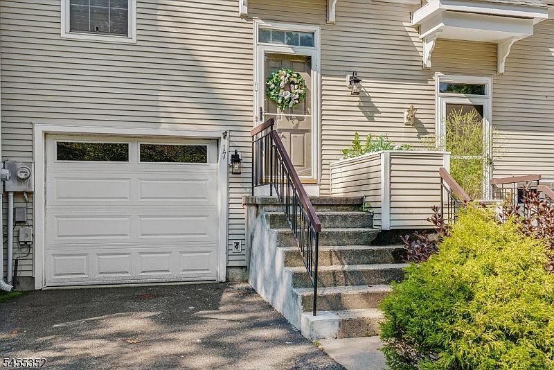1st image of 17 Rushmore Ln
