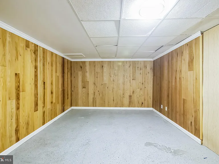 323 Russelcroft Rd — Photo 13