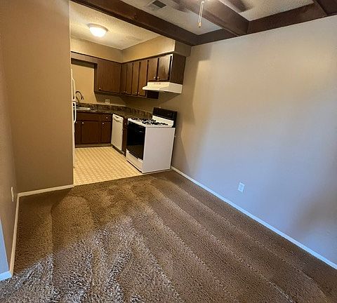 5th image of 2610 S 70th St #39