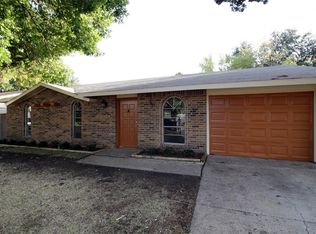 917 La Fiesta Dr, Grand Prairie, TX 75052