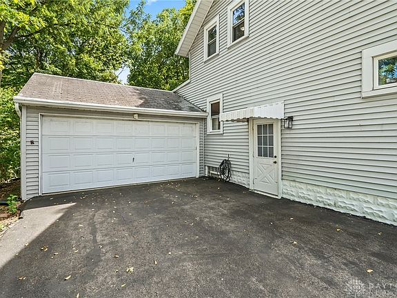 5th image of 24 Cedarlawn Dr