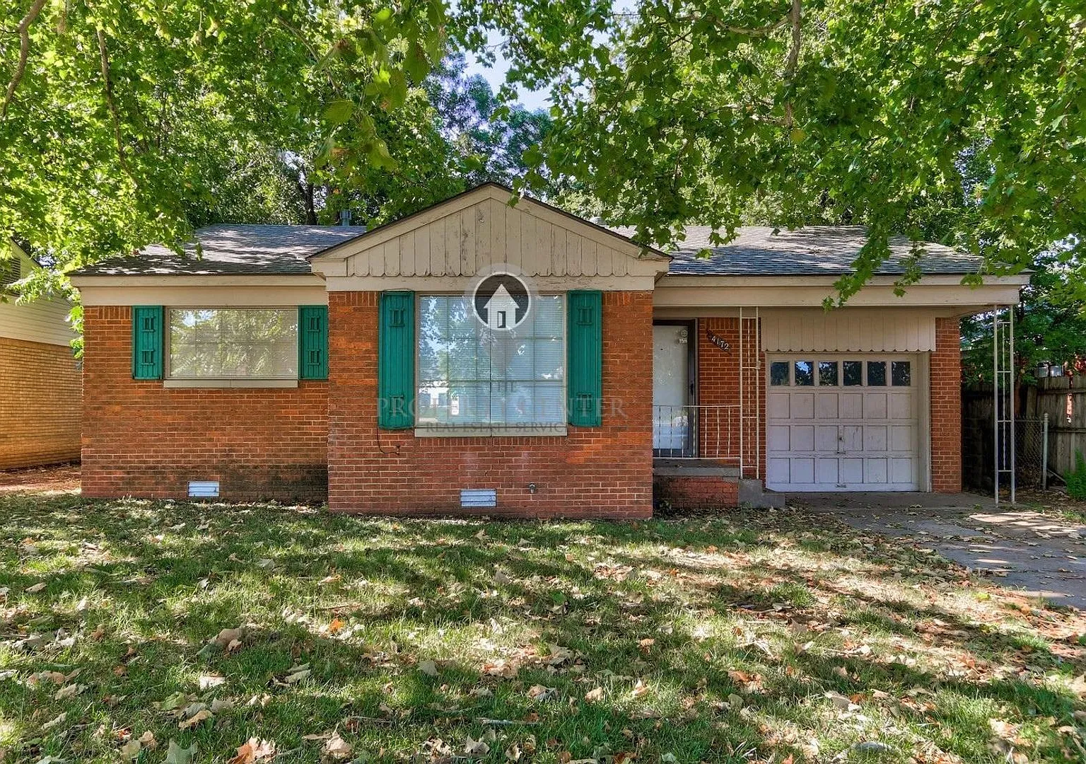 Charming 2-Bedroom Home with Spacious Backyard & Great Location — Photo 1