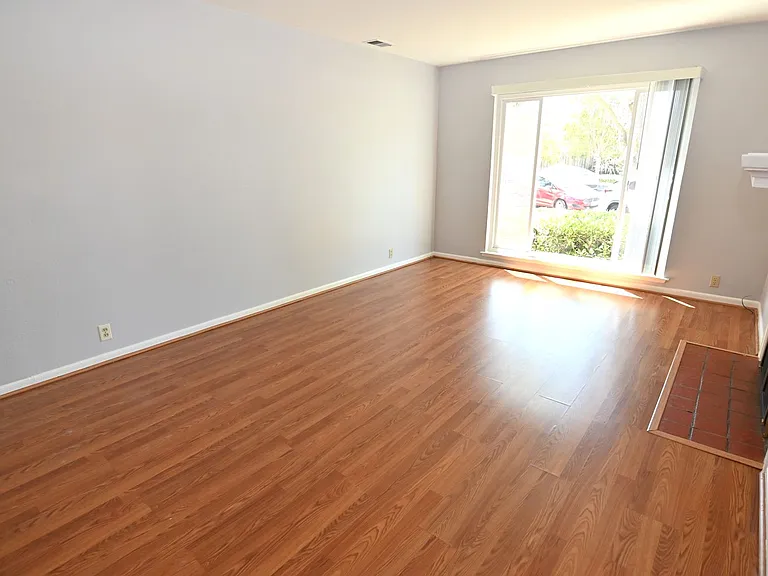 2466 Beechwood Ave — Photo 3