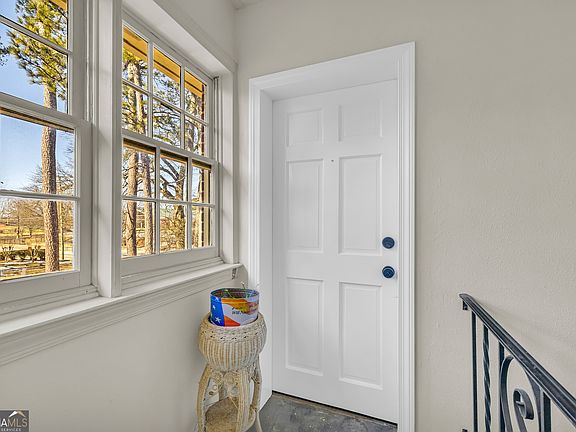 2nd image of 935 Baxter St APT 3