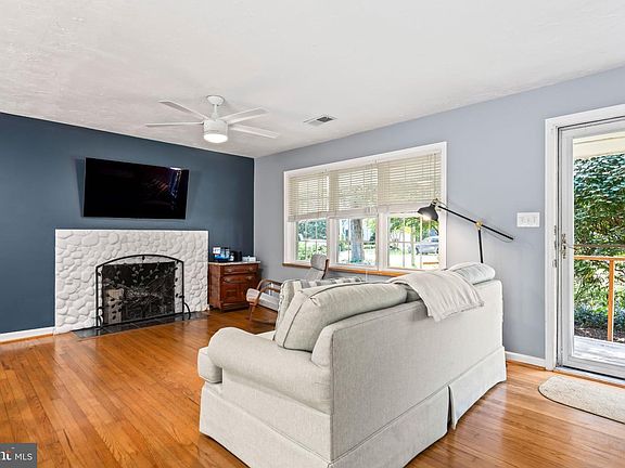 4th image of 301 Cedar Ln