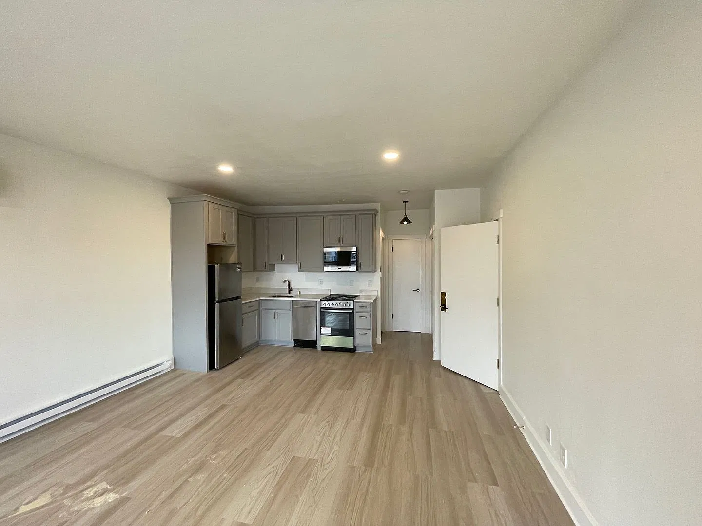 916 Clinton St — Photo 4