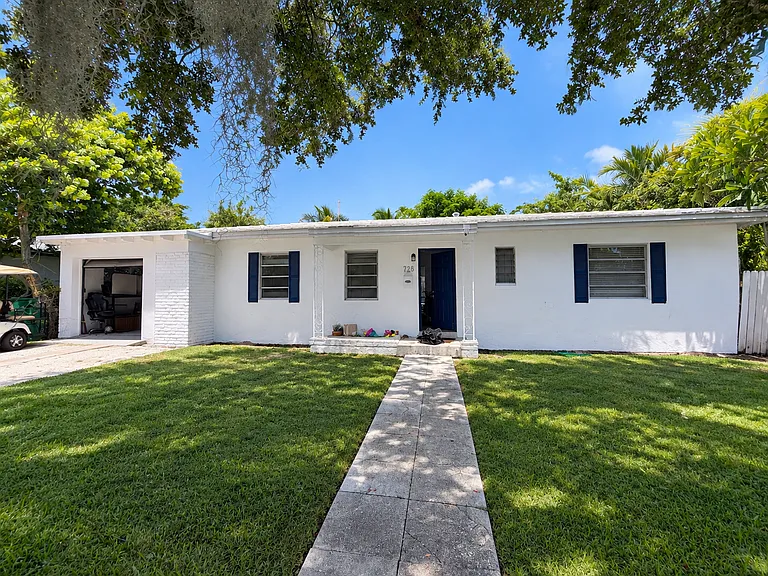 725 Myrtlewood Ln — Photo 1