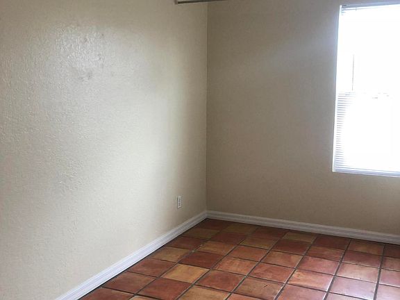 5th image of 1708 Oak St APT 1