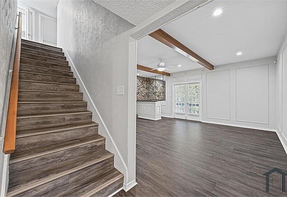 5th image of 8560 Park Ln #106