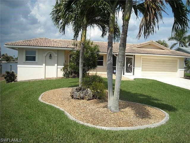 Great curb appeal! Lush lawn, 274 feet of waterfront in SE Cape