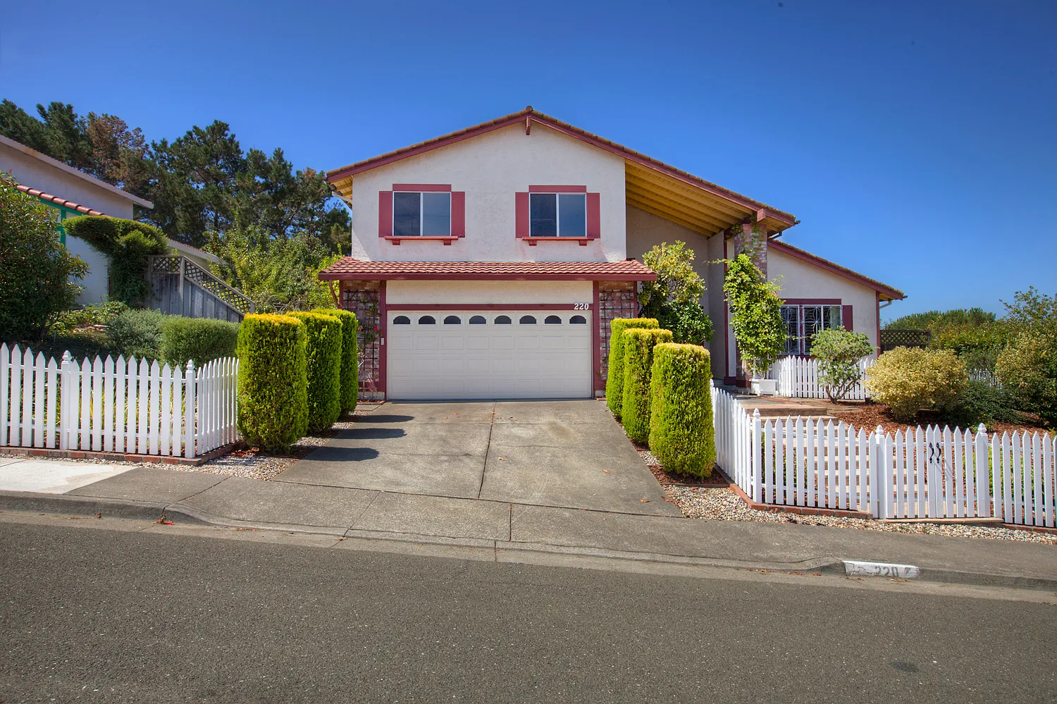 220 Iris Rd photo 1