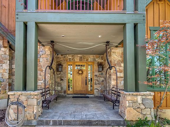 3rd image of 1400 Cove Cir